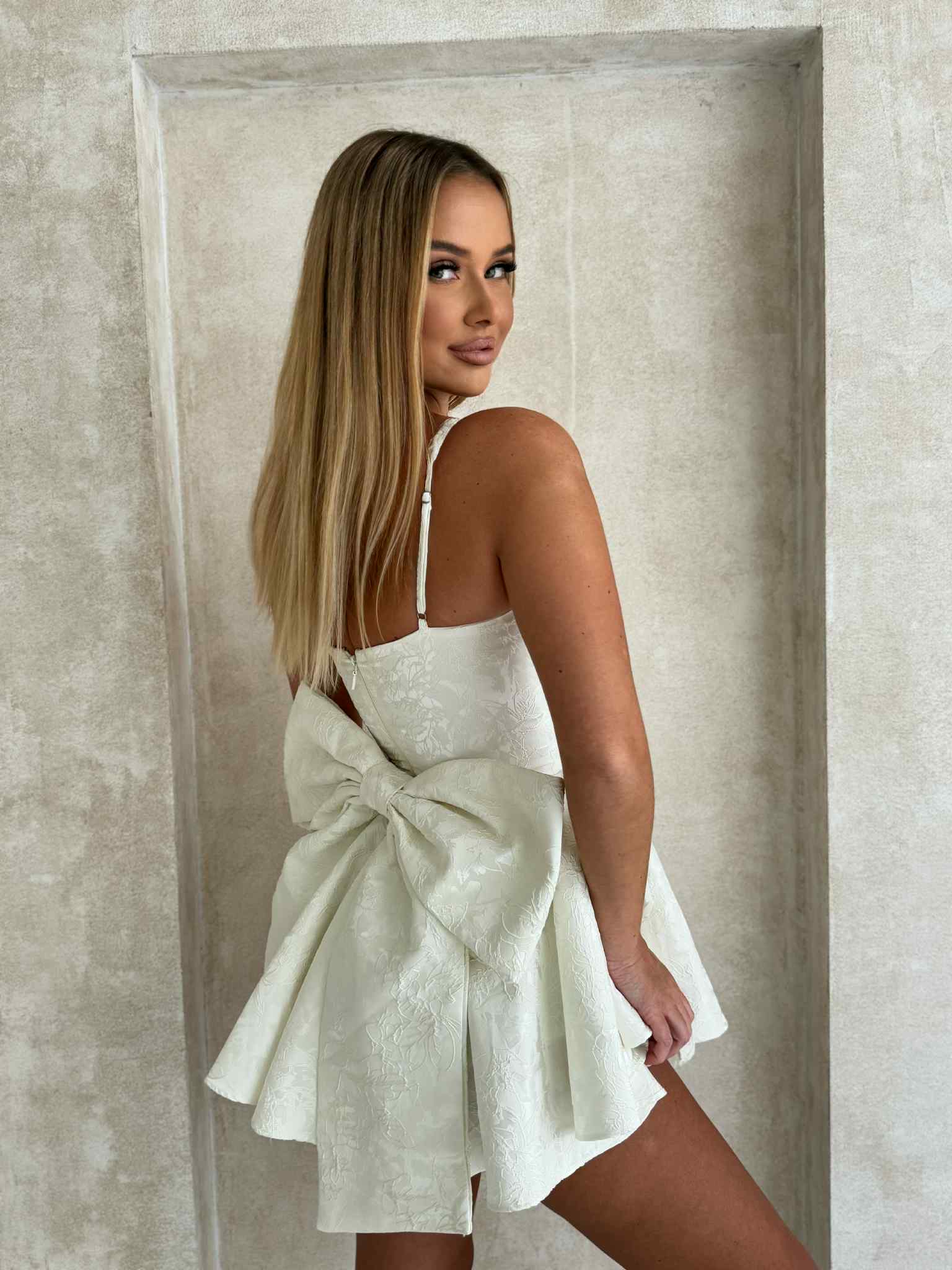 Emelie kość słoniowa